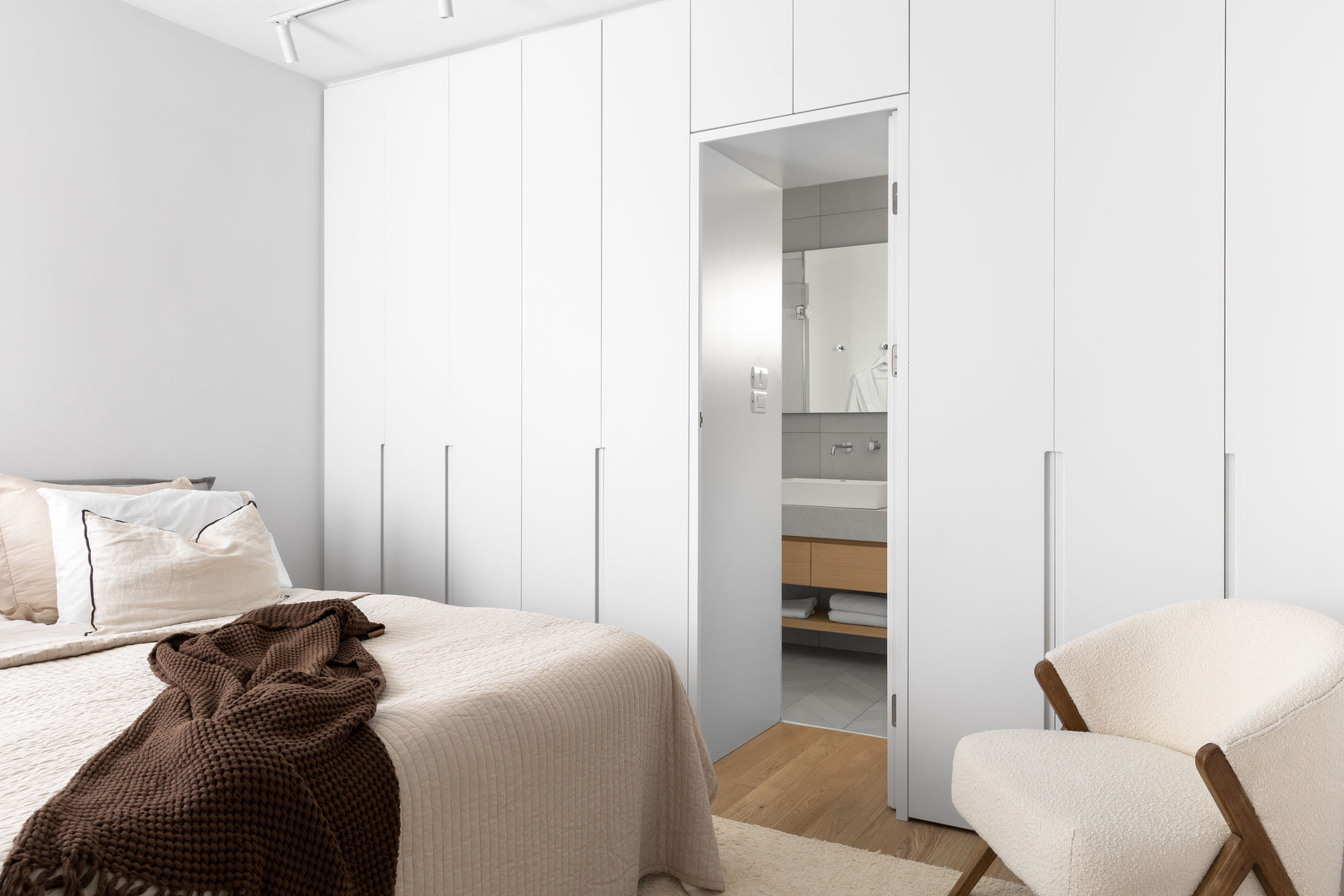 AT APARTMENT — צילום פנים 13